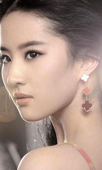 胡歌青涩旧照曝光与湛江热闹娱乐吃瓜场对比