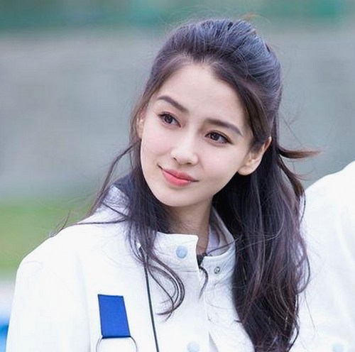 女生财务自由背后的娱乐圈真相：友情、美食与逆袭之路引热议